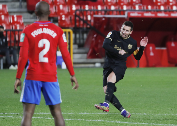 Messi tỏa sáng, Barca đè bẹp Granada - 4