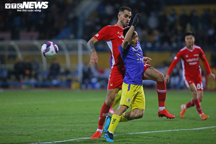 Bùi Tiến Dũng, Quế Ngọc Hải ôm thắm thiết Đình Trọng sau trận Siêu cúp - 7