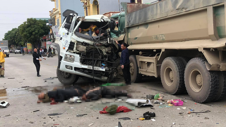 Xe tải đâm xe đầu kéo ở Ninh Bình, ít nhất 5 người bị thương - 1