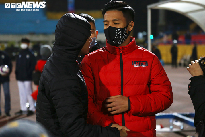 Bùi Tiến Dũng, Quế Ngọc Hải ôm thắm thiết Đình Trọng sau trận Siêu cúp - 1