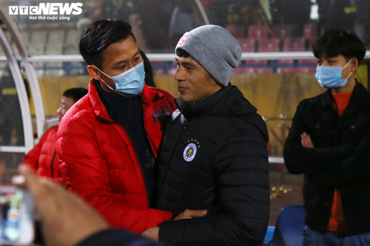 Bùi Tiến Dũng, Quế Ngọc Hải ôm thắm thiết Đình Trọng sau trận Siêu cúp - 2