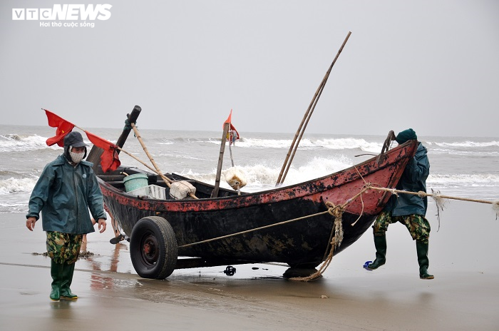 Ảnh: Rét cắt da cắt thịt, ngư dân Thanh Hóa vẫn hồ hởi căng buồm ra khơi - 1
