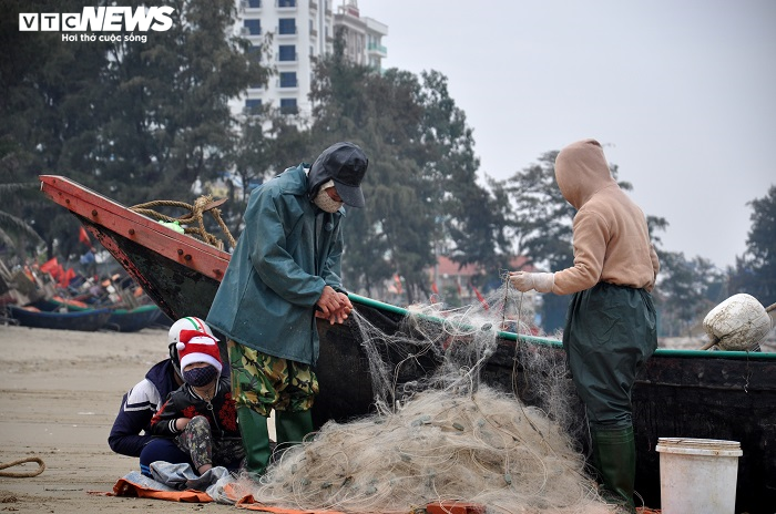 Ảnh: Rét cắt da cắt thịt, ngư dân Thanh Hóa vẫn hồ hởi căng buồm ra khơi - 10