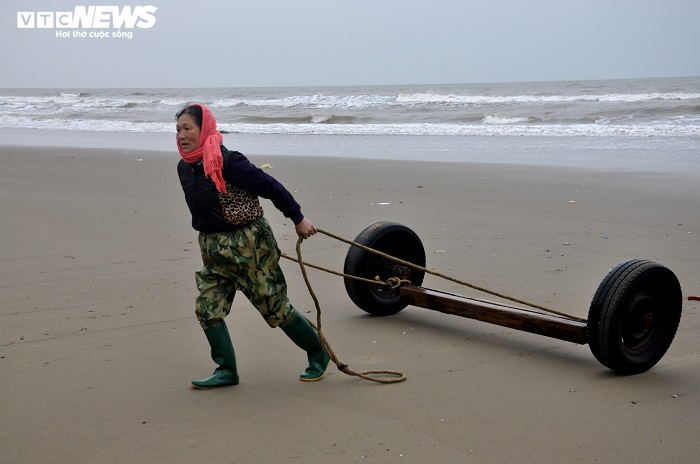 Ảnh: Rét cắt da cắt thịt, ngư dân Thanh Hóa vẫn hồ hởi căng buồm ra khơi - 11