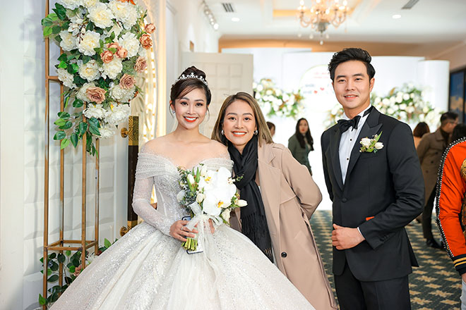Công Lý cùng tân nương đến mừng đám cưới MC Thuỳ Linh - 3