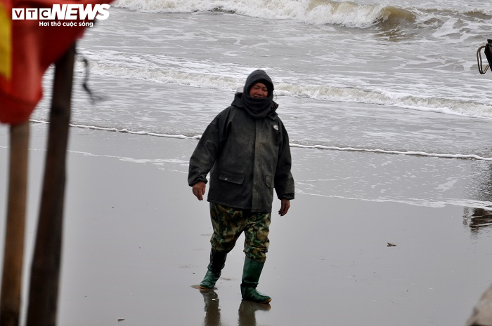Ảnh: Rét cắt da cắt thịt, ngư dân Thanh Hóa vẫn hồ hởi căng buồm ra khơi - 12