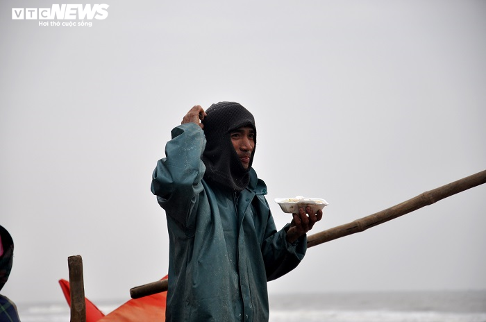 Ảnh: Rét cắt da cắt thịt, ngư dân Thanh Hóa vẫn hồ hởi căng buồm ra khơi - 13