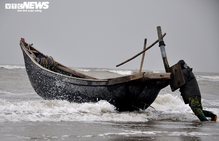 Ảnh: Rét cắt da cắt thịt, ngư dân Thanh Hóa vẫn hồ hởi căng buồm ra khơi - 14