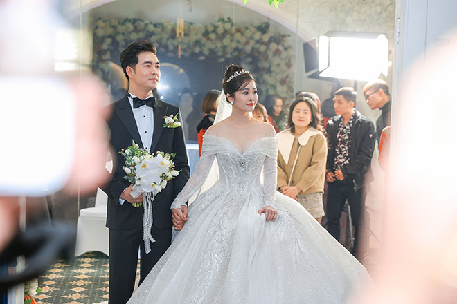 MC Thuỳ Linh rạng ngời hạnh phúc sánh đôi chú rể Đức Hiếu trong tiệc cưới - 7