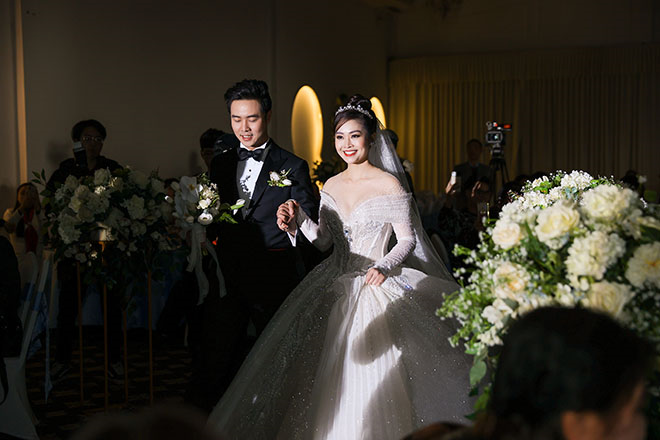 MC Thuỳ Linh rạng ngời hạnh phúc sánh đôi chú rể Đức Hiếu trong tiệc cưới - 8