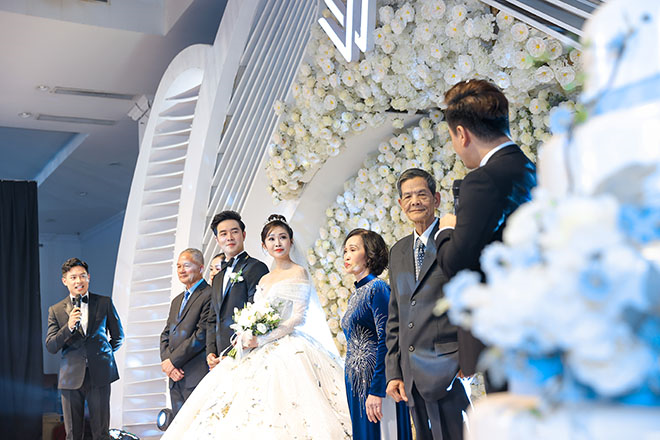 MC Thuỳ Linh rạng ngời hạnh phúc sánh đôi chú rể Đức Hiếu trong tiệc cưới - 9