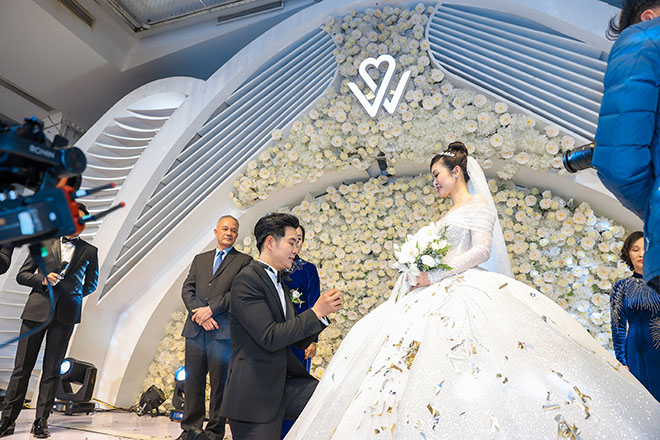 MC Thuỳ Linh rạng ngời hạnh phúc sánh đôi chú rể Đức Hiếu trong tiệc cưới - 11