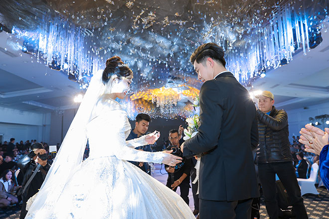 MC Thuỳ Linh rạng ngời hạnh phúc sánh đôi chú rể Đức Hiếu trong tiệc cưới - 10