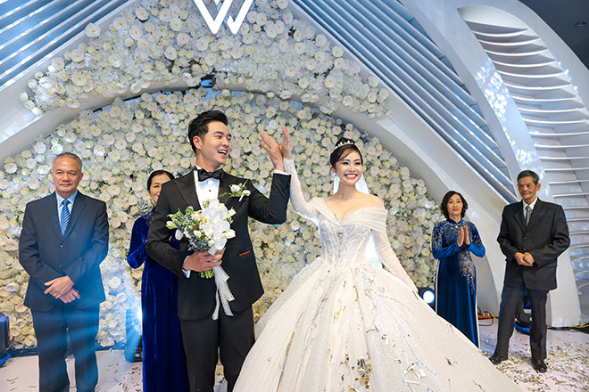 MC Thuỳ Linh rạng ngời hạnh phúc sánh đôi chú rể Đức Hiếu trong tiệc cưới - 12