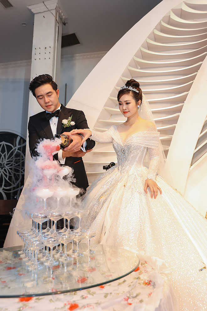 MC Thuỳ Linh rạng ngời hạnh phúc sánh đôi chú rể Đức Hiếu trong tiệc cưới - 14