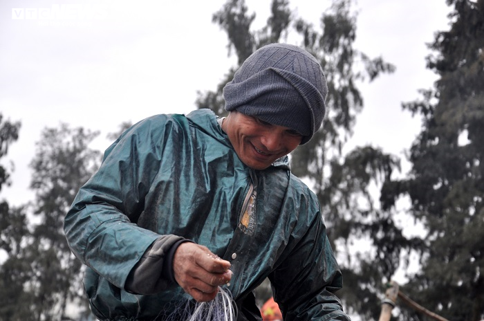 Ảnh: Rét cắt da cắt thịt, ngư dân Thanh Hóa vẫn hồ hởi căng buồm ra khơi - 3