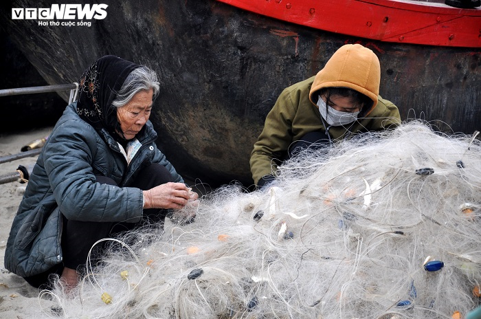 Ảnh: Rét cắt da cắt thịt, ngư dân Thanh Hóa vẫn hồ hởi căng buồm ra khơi - 5