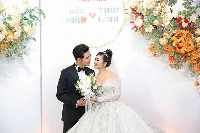 MC Thuỳ Linh rạng ngời hạnh phúc sánh đôi chú rể Đức Hiếu trong tiệc cưới - 5