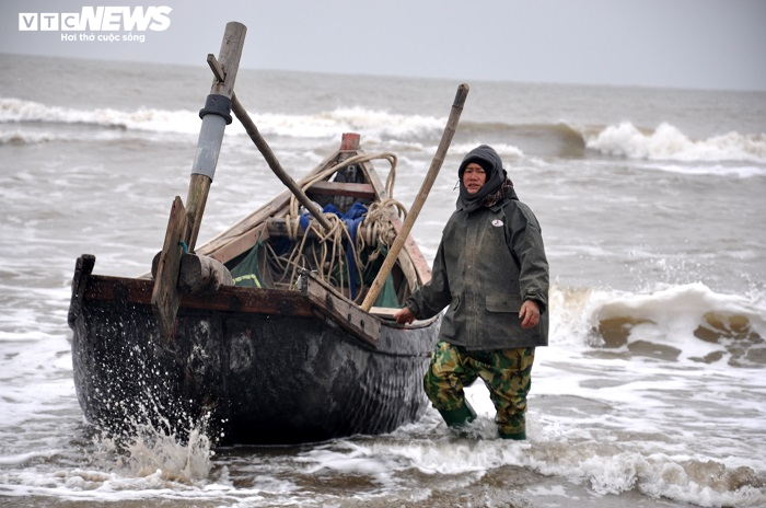 Ảnh: Rét cắt da cắt thịt, ngư dân Thanh Hóa vẫn hồ hởi căng buồm ra khơi - 7