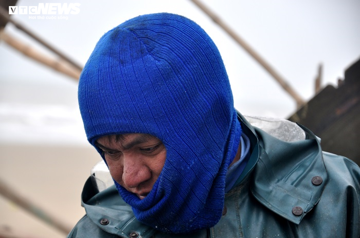 Ảnh: Rét cắt da cắt thịt, ngư dân Thanh Hóa vẫn hồ hởi căng buồm ra khơi - 8