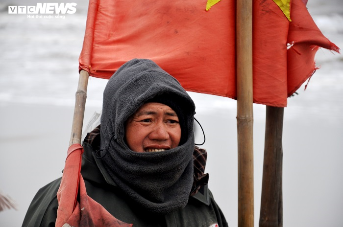 Ảnh: Rét cắt da cắt thịt, ngư dân Thanh Hóa vẫn hồ hởi căng buồm ra khơi - 9