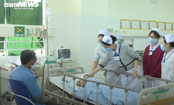 Sức khỏe bé trai 5 tuổi bị cha chém rách mặt giờ ra sao? - 1