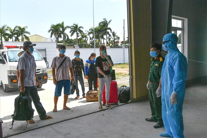 Người Việt từ Campuchia ồ ạt về nước qua cửa khẩu quốc tế Hà Tiên - 1