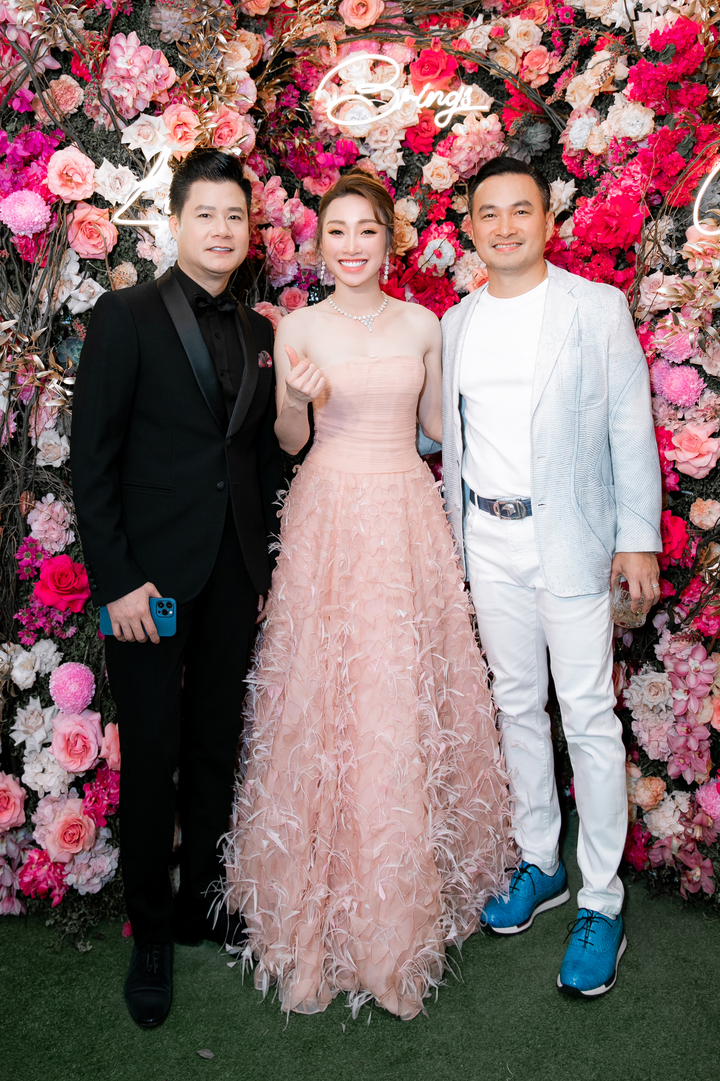 Chi Bảo tháp tùng bạn gái, gặp gỡ nhiều sao hạng A trong showbiz - 1