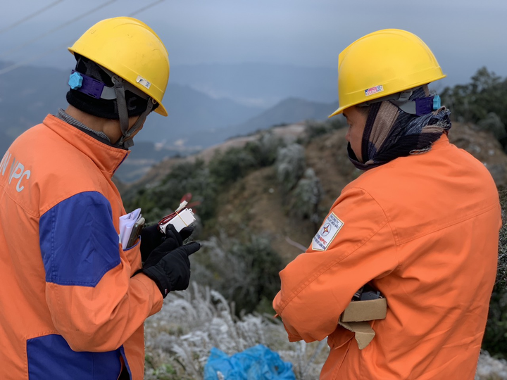 Đảm bảo vận hành điện ổn định tại một số nơi đóng băng ở vùng núi phía Bắc - 6