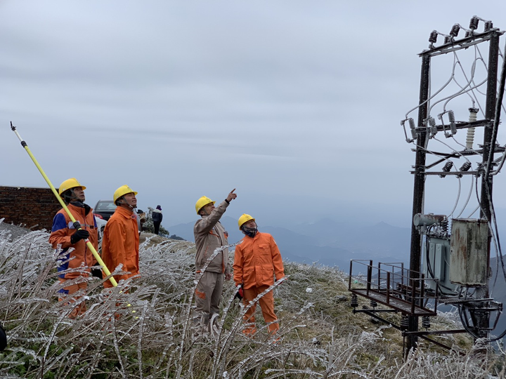 Đảm bảo vận hành điện ổn định tại một số nơi đóng băng ở vùng núi phía Bắc - 1