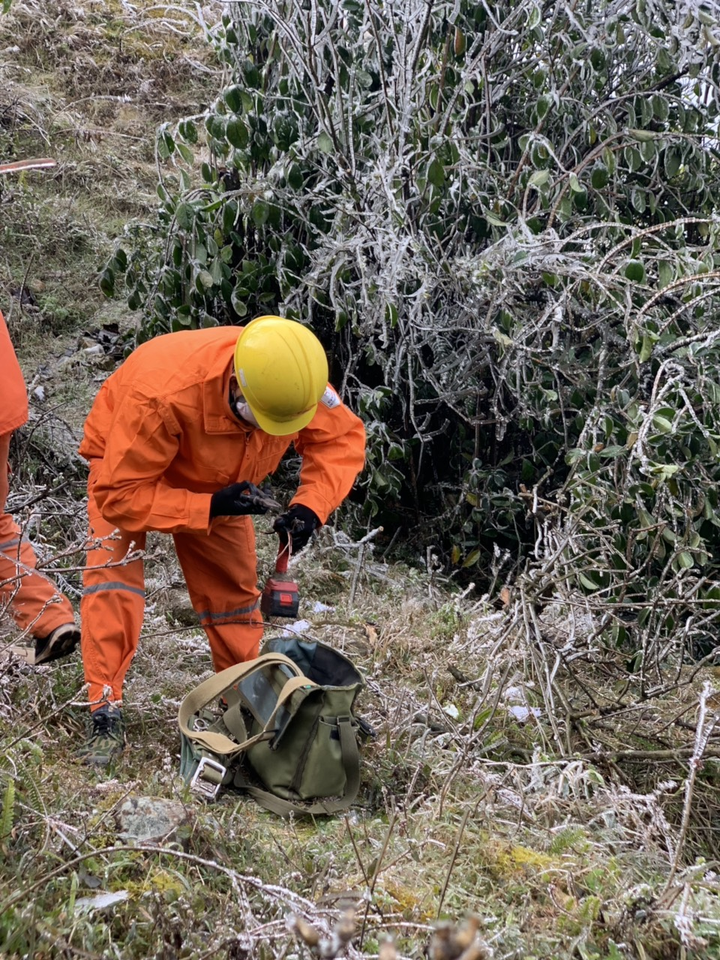 Đảm bảo vận hành điện ổn định tại một số nơi đóng băng ở vùng núi phía Bắc - 2