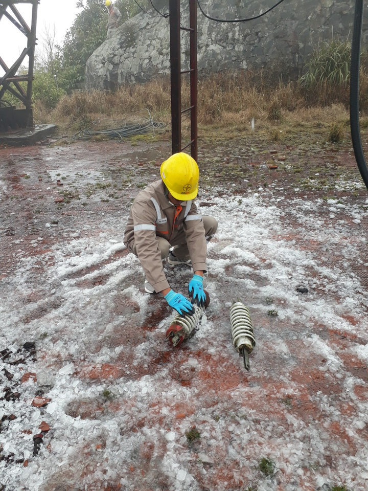 Đảm bảo vận hành điện ổn định tại một số nơi đóng băng ở vùng núi phía Bắc - 9