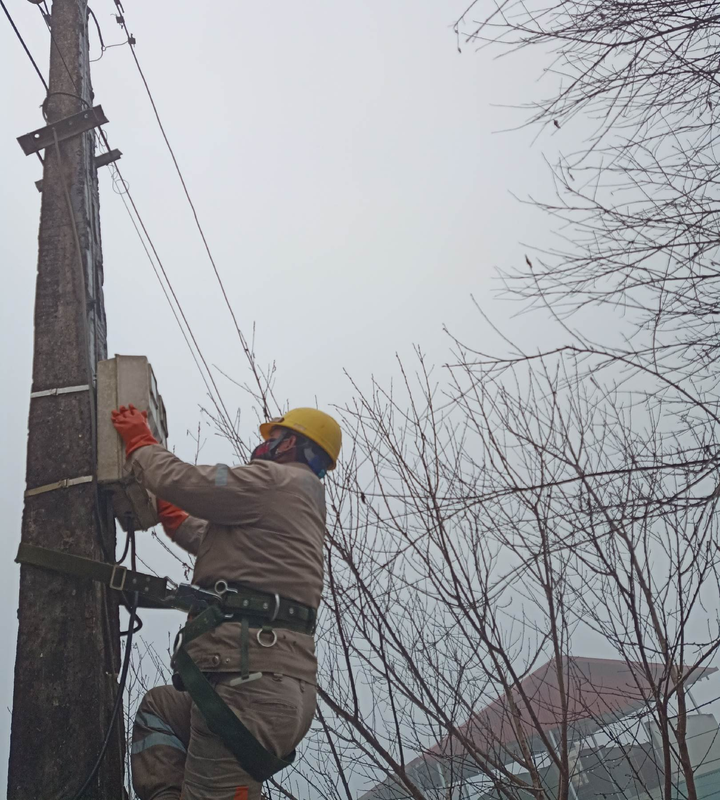Đảm bảo vận hành điện ổn định tại một số nơi đóng băng ở vùng núi phía Bắc - 8