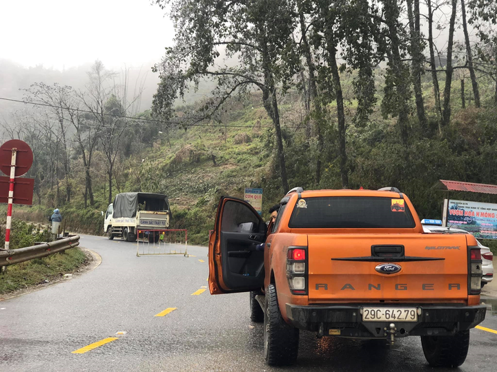 Lào Cai: Băng tuyết khiến Quốc lộ 4D trơn trượt, tài xế phải lấy dây buộc đầu xe - 3