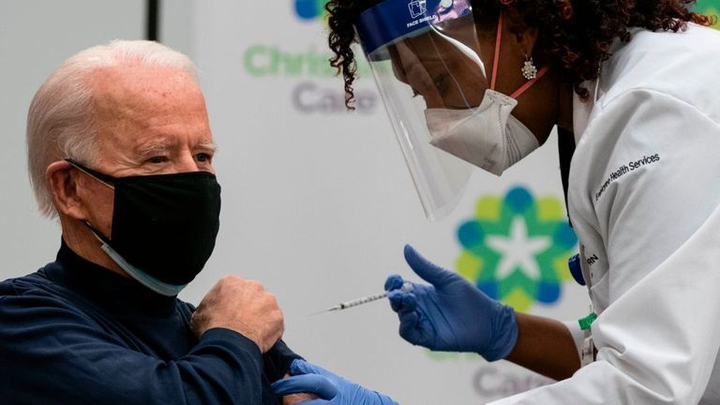 Ông Biden tiêm liều vaccine COVID-19 thứ 2 - 1