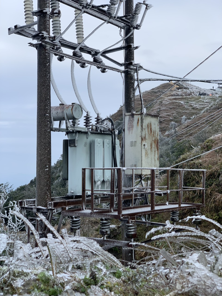 Đảm bảo vận hành điện ổn định tại một số nơi đóng băng ở vùng núi phía Bắc - 5