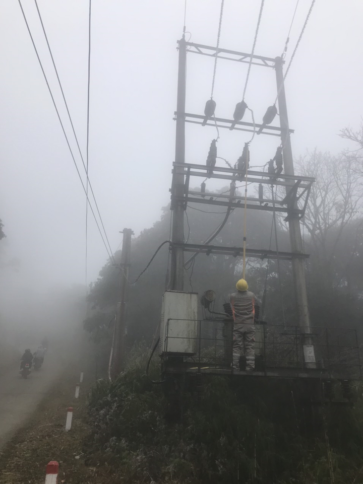 Đảm bảo vận hành điện ổn định tại một số nơi đóng băng ở vùng núi phía Bắc - 11