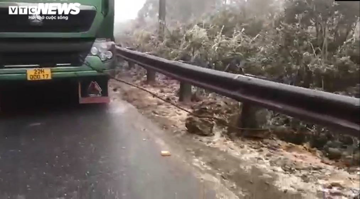 Lào Cai: Băng tuyết khiến Quốc lộ 4D trơn trượt, tài xế phải lấy dây buộc đầu xe - 2