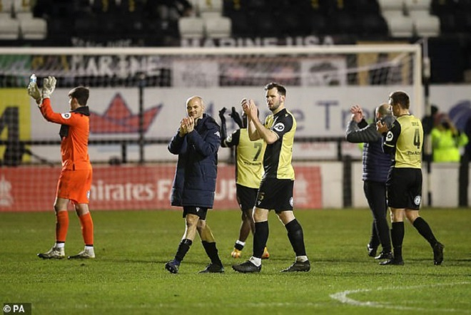 Mourinho, Tottenham giúp đội bóng nghiệp dư kiếm 9 tỷ đồng - 2
