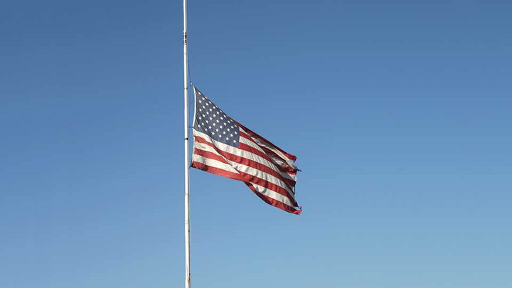 Tổng thống Trump lệnh treo cờ rủ sau vụ bạo loạn đồi Capitol - 1