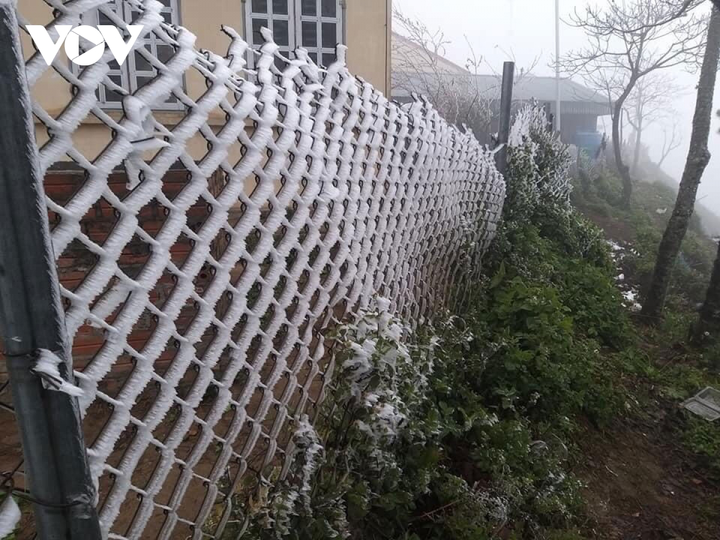 Băng giá xuất hiện nhiều nơi, học sinh các tỉnh Tây Bắc phải nghỉ học tránh rét - 2