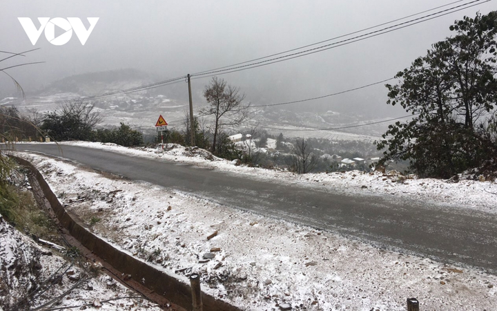 Băng giá xuất hiện nhiều nơi, học sinh các tỉnh Tây Bắc phải nghỉ học tránh rét - 3