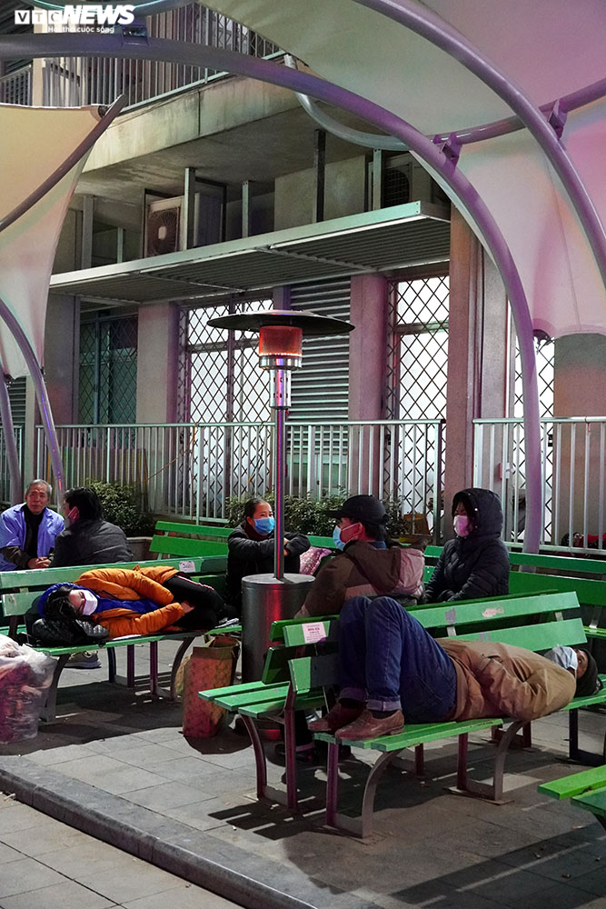 Những cây sưởi xua tan đêm lạnh cho người nhà bệnh nhân nơi hành lang bệnh viện - 10