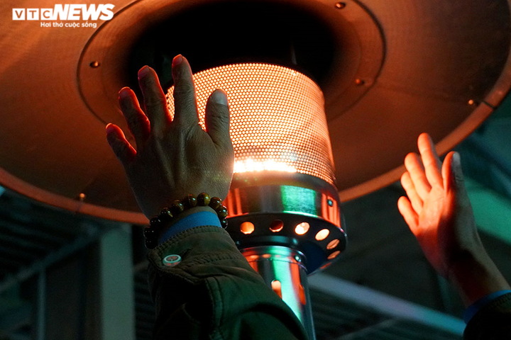 Những cây sưởi xua tan đêm lạnh cho người nhà bệnh nhân nơi hành lang bệnh viện - 11