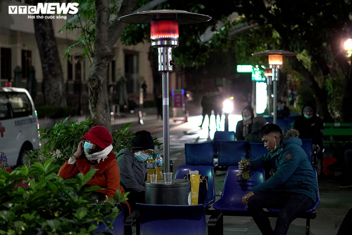 Những cây sưởi xua tan đêm lạnh cho người nhà bệnh nhân nơi hành lang bệnh viện - 2