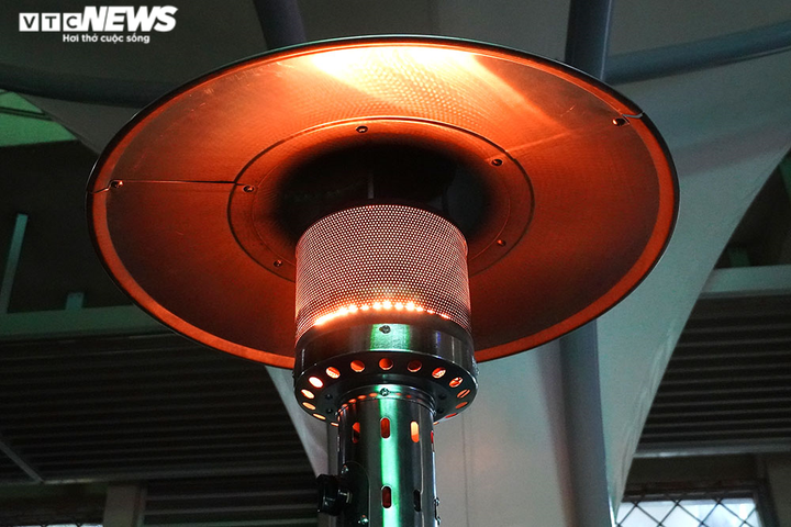 Những cây sưởi xua tan đêm lạnh cho người nhà bệnh nhân nơi hành lang bệnh viện - 3