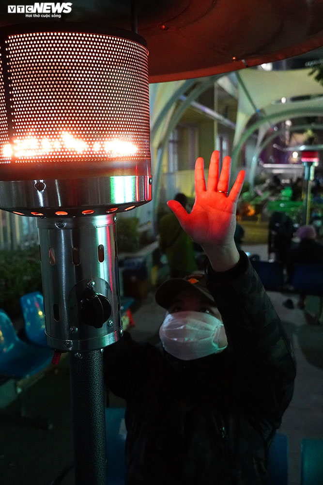 Những cây sưởi xua tan đêm lạnh cho người nhà bệnh nhân nơi hành lang bệnh viện - 5