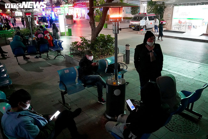 Những cây sưởi xua tan đêm lạnh cho người nhà bệnh nhân nơi hành lang bệnh viện - 6