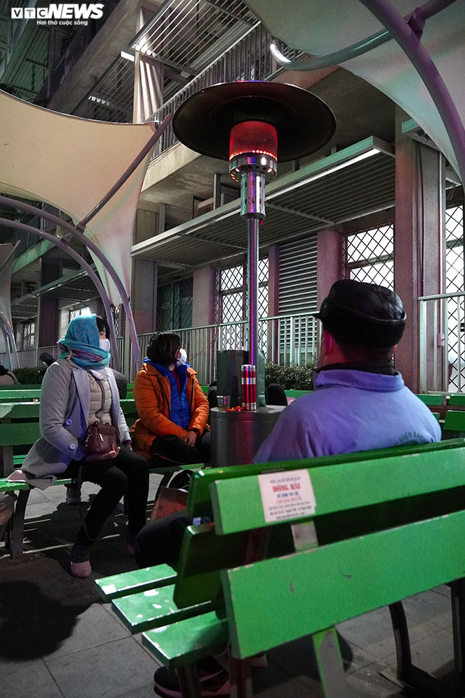 Những cây sưởi xua tan đêm lạnh cho người nhà bệnh nhân nơi hành lang bệnh viện - 7