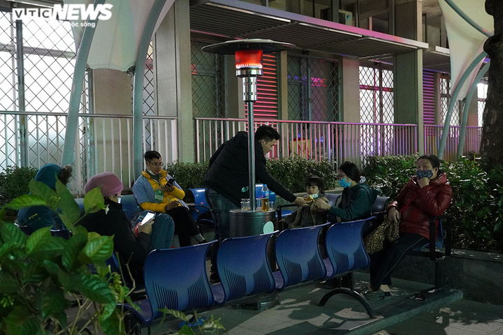 Những cây sưởi xua tan đêm lạnh cho người nhà bệnh nhân nơi hành lang bệnh viện - 8